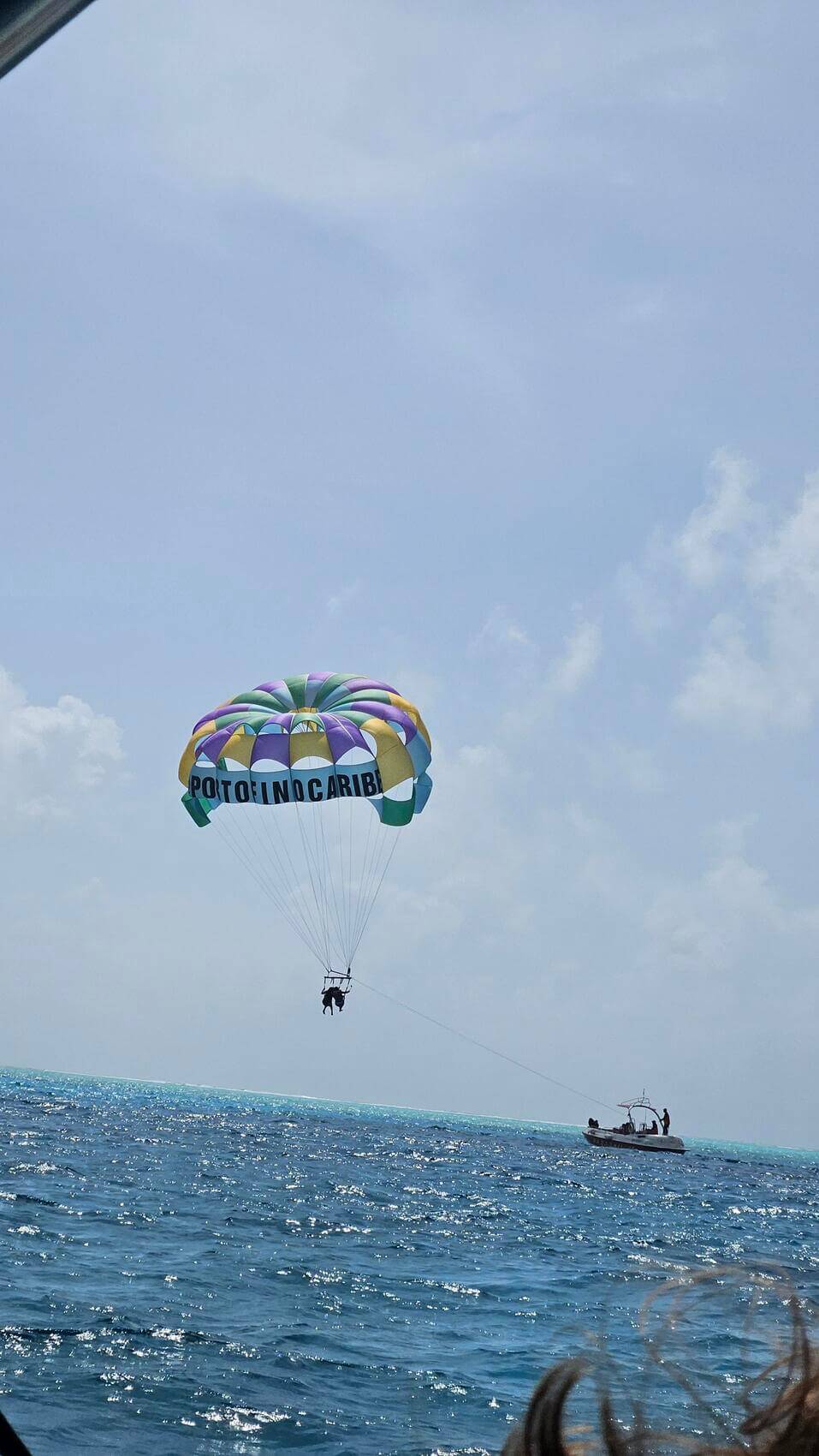 Viagem para San Andrés: Vista do barco privativo de alguém fazendo parasailing