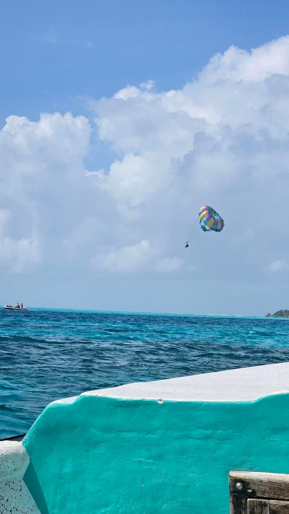 Viagem para San Andrés: Vista do barco privativo de alguém fazendo parasailing